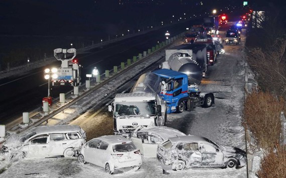 Hơn 130 ô tô tông vào nhau trên cao tốc Nhật Bản