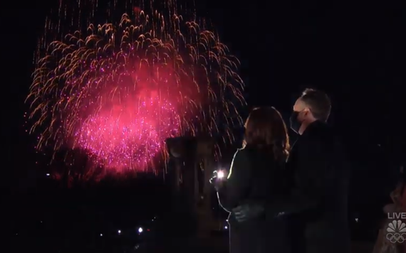 Katy Perry biểu diễn giữa bầu trời rực pháo hoa mừng tân Tổng thống Mỹ