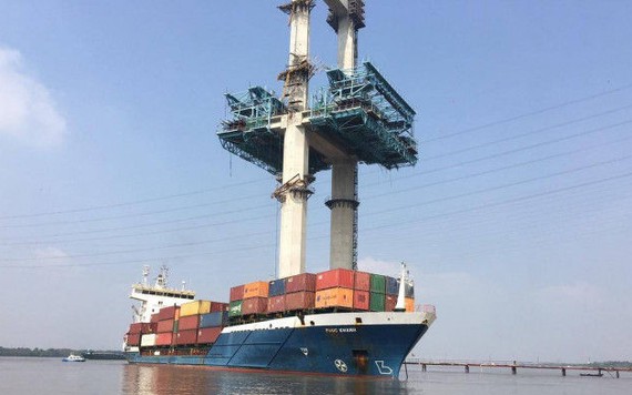 Toàn cảnh vụ tàu container đâm gãy cẩu thi công cầu Phước Khánh