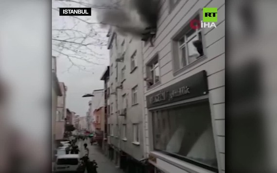 Người mẹ ném 4 đứa con qua cửa sổ tòa nhà bốc cháy dữ dội  ở Thổ Nhĩ Kỳ
