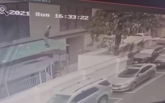 Nguyễn Ngọc Mạnh chia sẻ clip góc quay khác về cú đỡ bé gái rơi từ tầng 12A