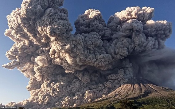 Núi lửa Sinabung ở Indonesia bất ngờ phun tro bụi dữ dội
