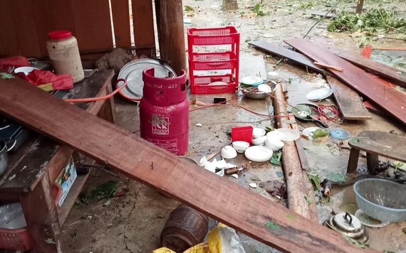 20 ngôi nhà ở Nghệ An  bị tốc mái sau trận lốc xoáy kèm mưa đá