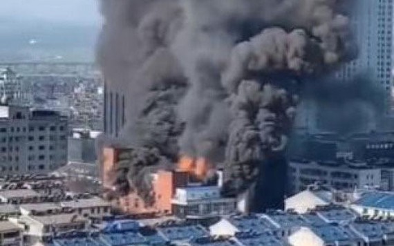 Cháy trung tâm thương mại Trung Quốc, 4 người thiệt mạng