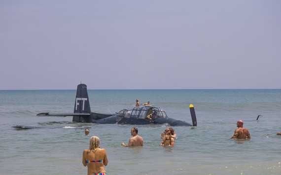 Máy bay đáp khẩn cấp xuống biển, phi công may mắn thoát nạn