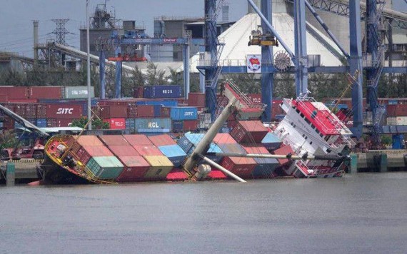 Tàu chở container bị lật tại cảng Tân Cảng Hiệp Phước