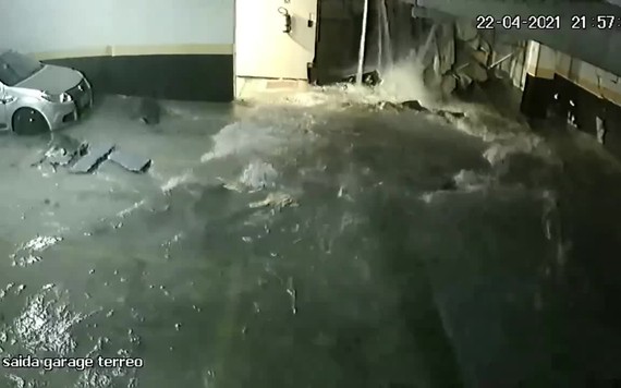 Bể bơi dài gần 23 m bất ngờ đổ sụp xuống hầm để xe