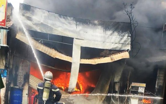 Cháy dữ dội ở Bình Chánh, TP HCM