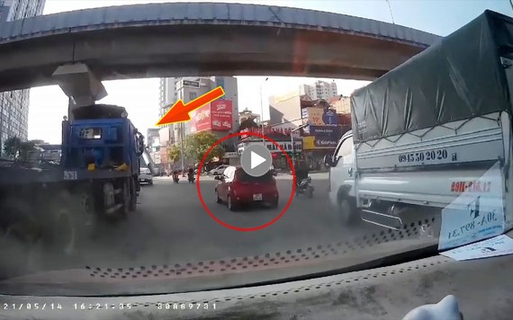 Khoảng khắc ôtô bị Container đâm xoay ngang đường ở Hà Nội