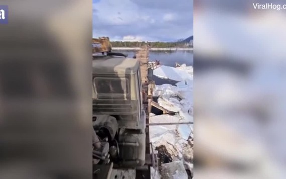 'Thót tim' cảnh xe tải băng qua cây cầu nhỏ bé yếu ớt tại Nga