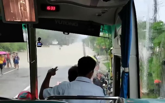 Xe buýt vượt lũ sâu như thuyền trong cơn bão nhiệt đới Choi-wan ở Philippines