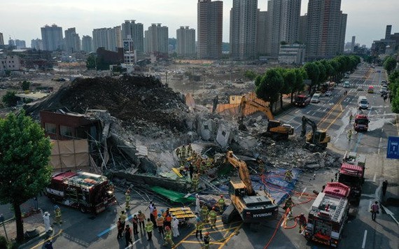 Khoảnh khắc ngôi nhà 5 tầng tại Hàn Quốc đổ sập xuống xe buýt, 9 người chết