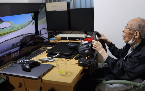Cụ ông 93 tuổi mê chơi game đua xe online ở Nhật Bản