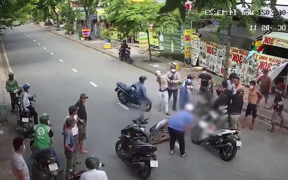 Người dân cùng lực lượng chức năng vây bắt 2 tên trộm xe máy giữa phố