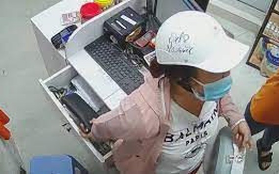Người phụ nữ vào tiệm thú cưng ở Sài Gòn trộm bóp tiền