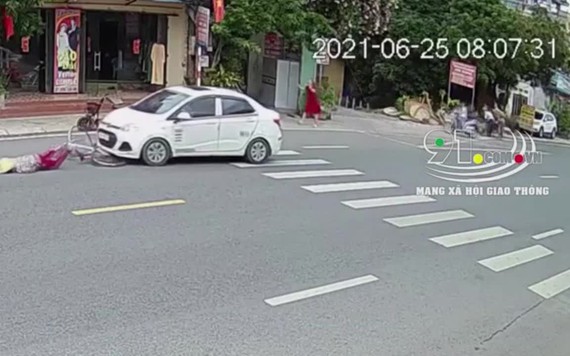 Người phụ nữ đi xe đạp bị ô tô đâm vì sang đường không quan sát