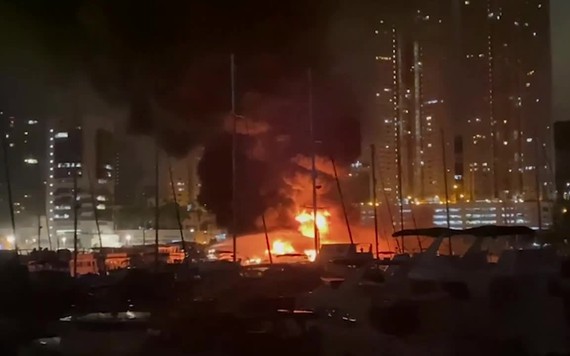 Cháy lớn thiêu rụi 16 thuyền ở Hong Kong