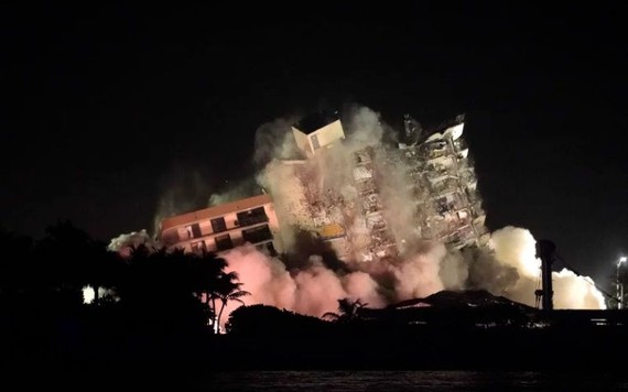 Video kéo sập phần còn lại của tòa nhà chung cư 12 tầng tại Florida