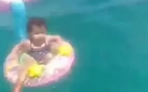 Giải cứu bé 1 tuổi trôi dạt xa 1,6 km ngoài biển