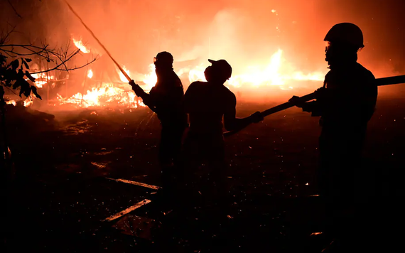 Đảo Hy Lạp chìm trong biển lửa, kinh dị như trong phim thảm họa