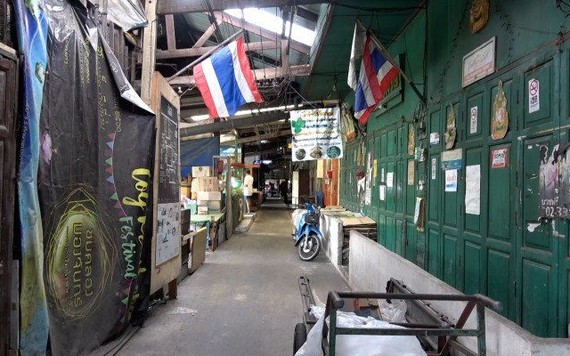 Bangkok vắng vẻ khi Thái Lan vật lộn với làn sóng COVID-19