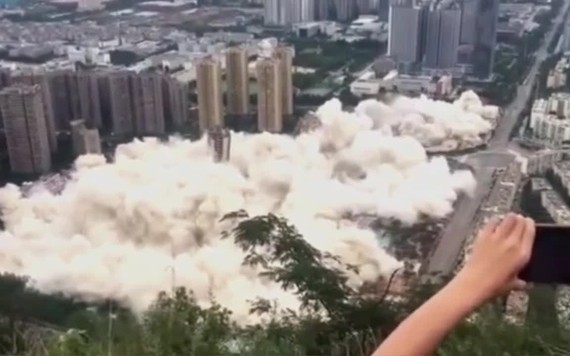 Khoảnh khắc 15 tòa nhà cao tầng bị đánh sập trong 45 giây