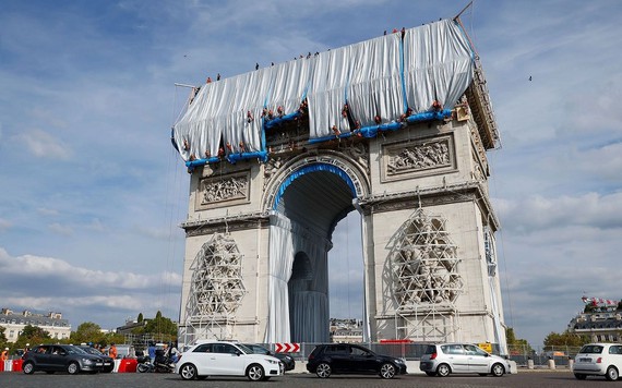 Dân Pháp háo hức chờ đón Khải Hoàn Môn được ‘mặc áo’ mới