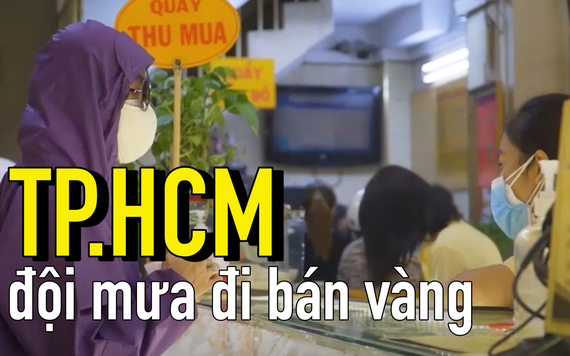 Đội mưa xếp hàng bán vàng ở TP.HCM