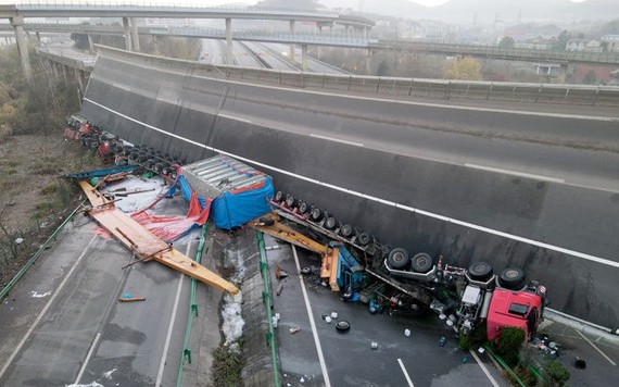 Video hiện trường vụ sập cầu dẫn đường cao tốc ở Trung Quốc