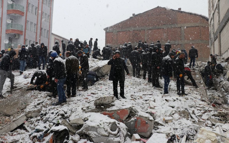 Lực lượng cứu hộ nỗ lực tìm kiến nạn nhân trận 'siêu động đất' ở Thổ Nhĩ Kỳ