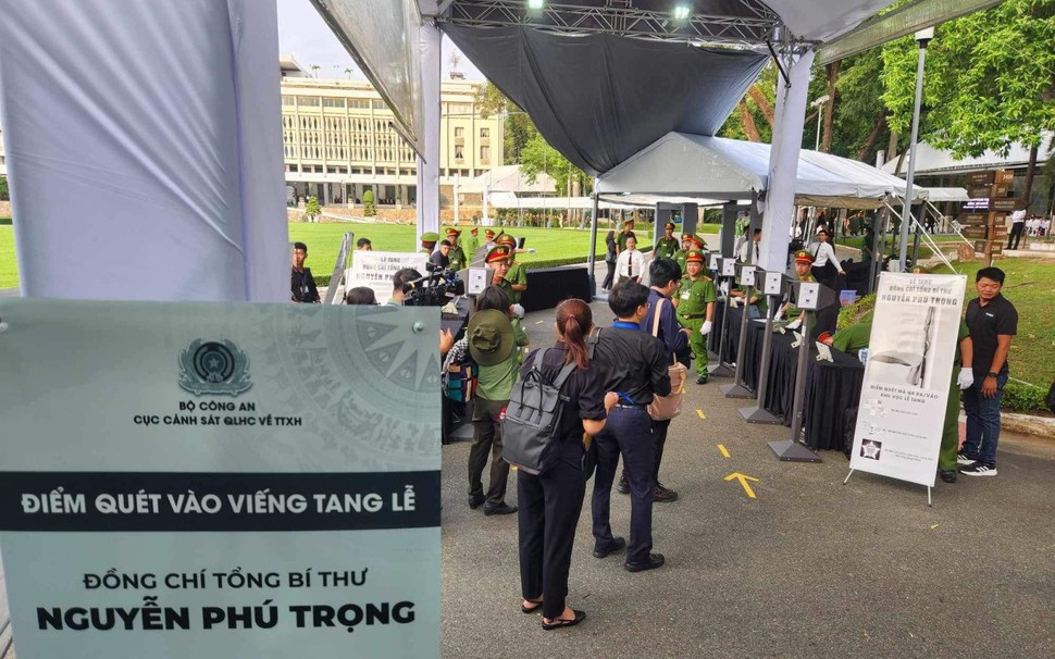 Người dân có mặt từ sớm chờ vào viếng Tổng Bí thư Nguyễn Phú Trọng tại TP Hồ Chí Minh